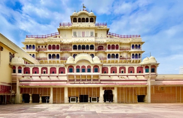 सिटी पैलेस में ‘सॉल्ट लाइन्स’ प्रदर्शनी 9 अगस्त तक: नमक कर के भूले-बिसरे इतिहास से करा रही रूबरू सिटी पैलेस में ‘सॉल्ट लाइन्स’ प्रदर्शनी 9 अगस्त तक: नमक कर के भूले-बिसरे इतिहास से करा रही रूबरू