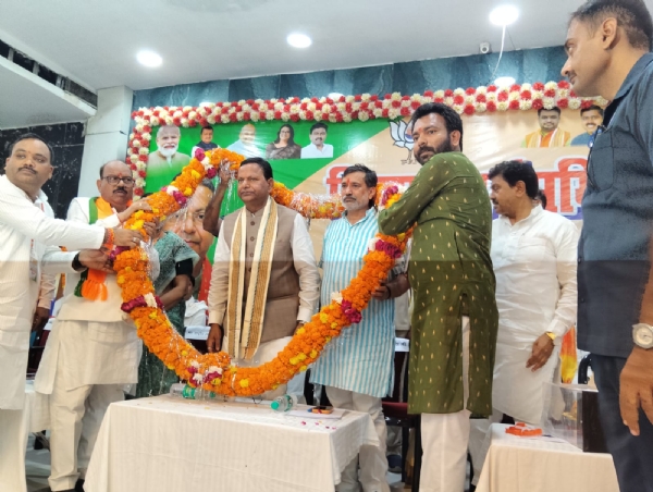 भाजपा प्रदेश अध्यक्ष पंकज चौधरी का स्वागत करते हैं भाजपा विधायक जिला अध्यक्ष व अन्य भाजपा प्रदेश अध्यक्ष पंकज चौधरी का स्वागत करते हैं भाजपा विधायक जिला अध्यक्ष व अन्य