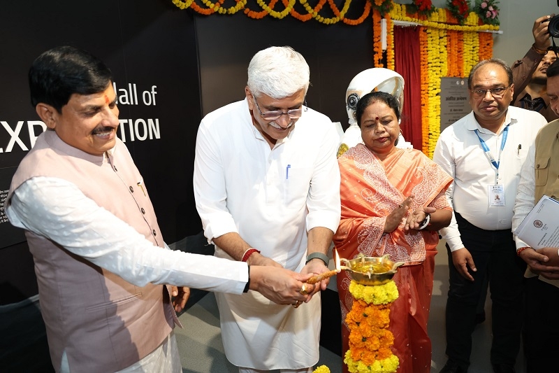 आंचलिक विज्ञान केंद्र भोपाल में अंतरिक्ष अन्वेषण दीर्घा के लोकार्पण कार्यक्रम का शुभारंभ करते हुए केन्द्रीय मंत्री शेखावत और मुख्यमंत्री आंचलिक विज्ञान केंद्र भोपाल में अंतरिक्ष अन्वेषण दीर्घा के लोकार्पण कार्यक्रम का शुभारंभ करते हुए केन्द्रीय मंत्री शेखावत और मुख्यमंत्री
