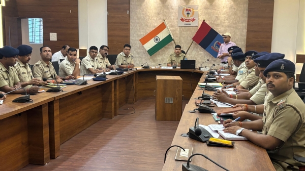 समीक्षा बैठक में शामिल अधिकारी समीक्षा बैठक में शामिल अधिकारी