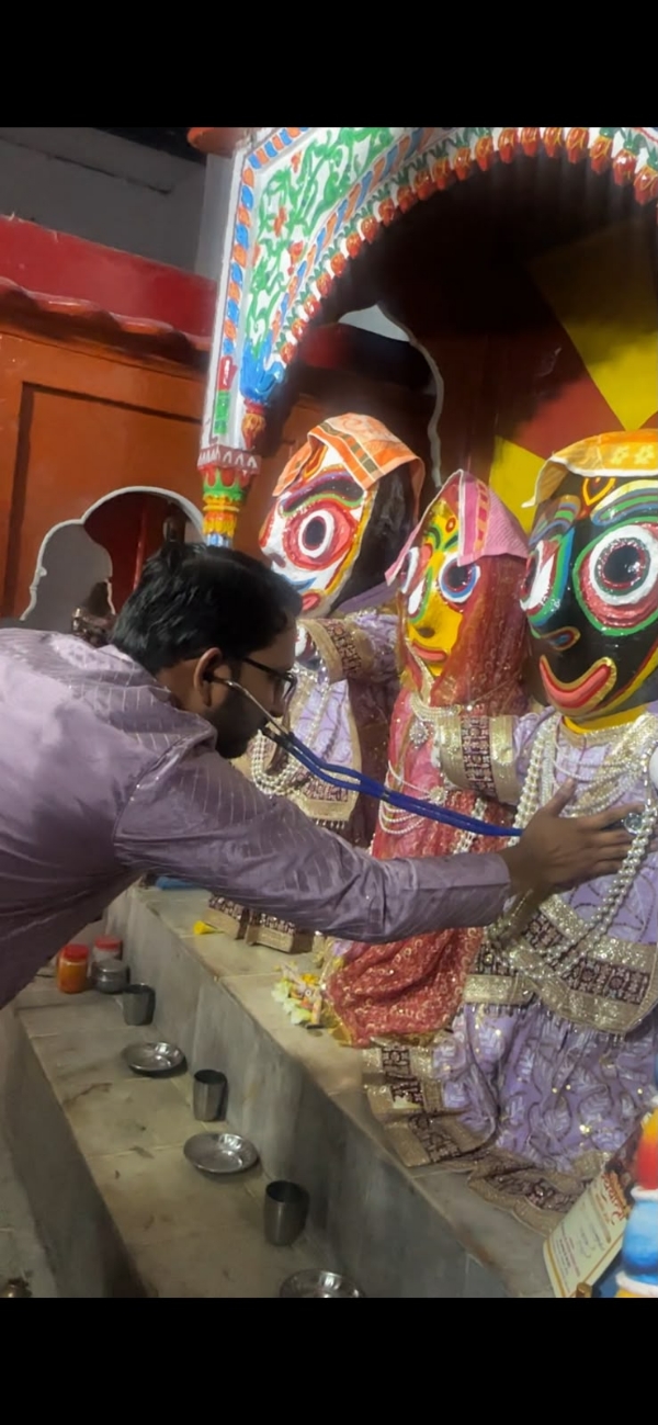 भगवान जगरनाथ जी का स्वास्थ्य परीक्षण करते हुए चिकित्सक भगवान जगरनाथ जी का स्वास्थ्य परीक्षण करते हुए चिकित्सक