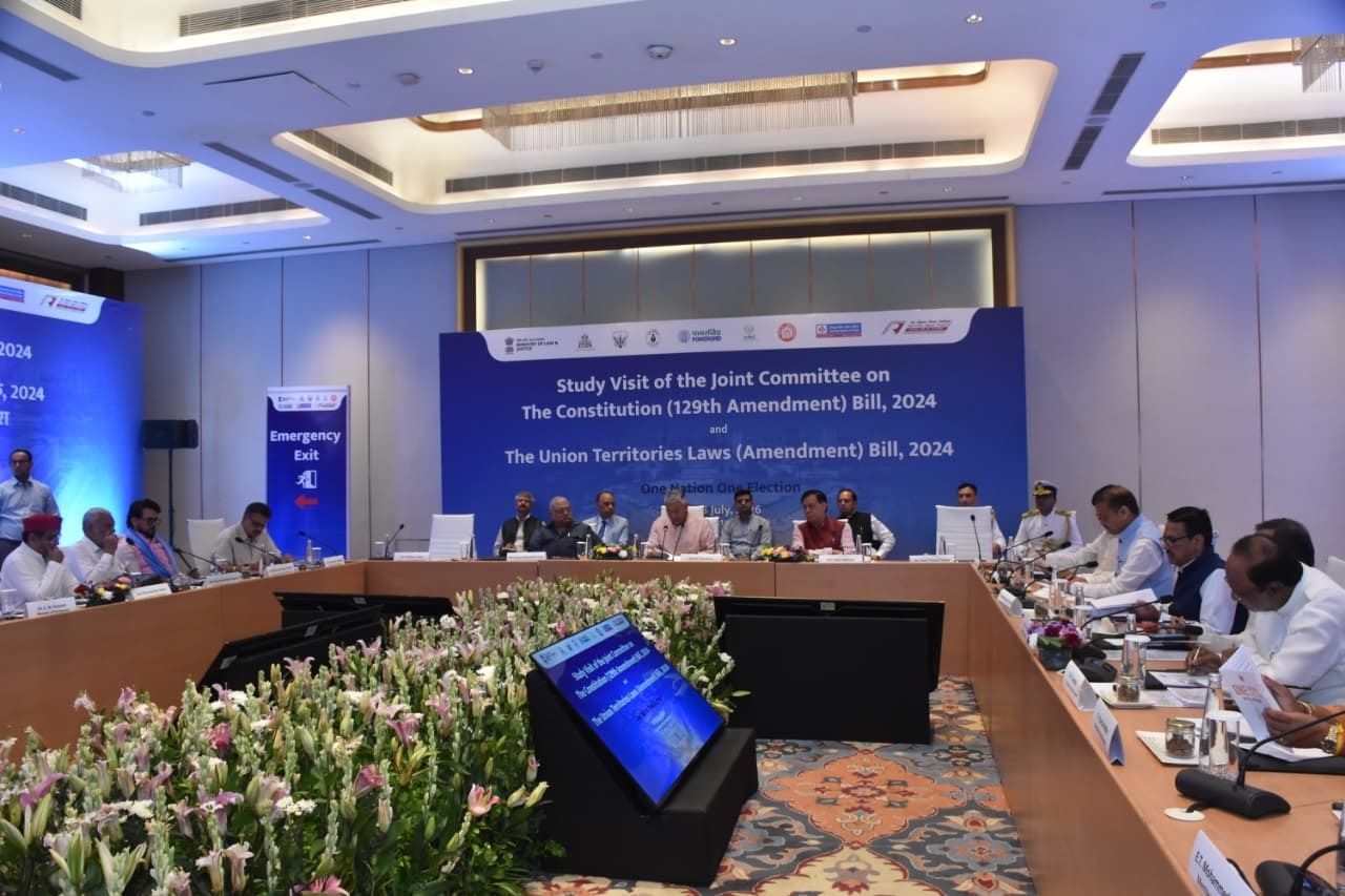 लखनऊ : ‘एक राष्ट्र, एक चुनाव’ पर संयुक्त संसदीय समिति ने विधानसभा अध्यक्ष सतीश महाना से किया संवाद लखनऊ : ‘एक राष्ट्र, एक चुनाव’ पर संयुक्त संसदीय समिति ने विधानसभा अध्यक्ष सतीश महाना से किया संवाद