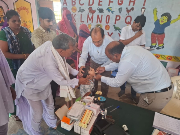 कलेक्टर ने बच्चों को पिलाई विटामिन-ए की खुराक कलेक्टर ने बच्चों को पिलाई विटामिन-ए की खुराक