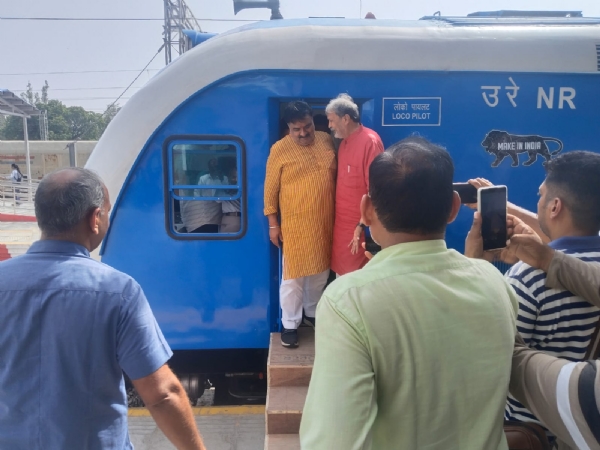 जींद जंक्शन पर पहुंची हाइड्रोजन ट्रेन में मौजूद डिप्टी स्पीकर डा. कृष्ण मिड्ढा। जींद जंक्शन पर पहुंची हाइड्रोजन ट्रेन में मौजूद डिप्टी स्पीकर डा. कृष्ण मिड्ढा।