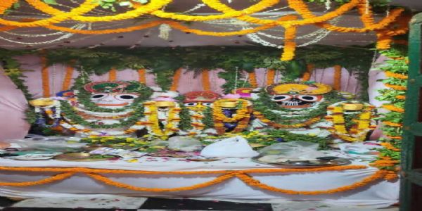 अस्सी स्थित जगन्नाथ मंदिर में भगवान के विग्रह का दर्शन पूजन करते श्रद्धालु अस्सी स्थित जगन्नाथ मंदिर में भगवान के विग्रह का दर्शन पूजन करते श्रद्धालु