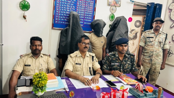 गिरफ्तार आरोपी व प्रेसवार्ता करते एसडीपीओ