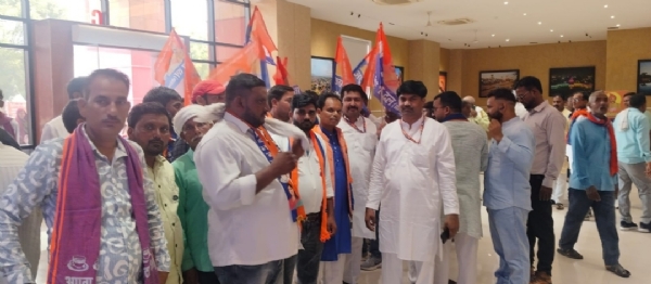 मांग करते हुए नजीबाबाद के लोग मांग करते हुए नजीबाबाद के लोग