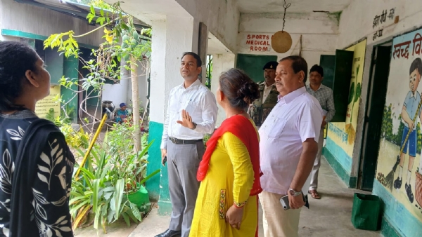 उपायुक्त निरीक्षण करते