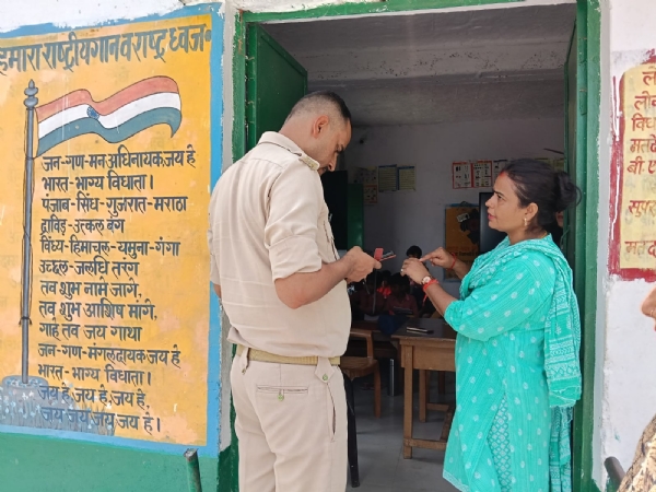 स्कूल में पूछताछ करती पुलिस स्कूल में पूछताछ करती पुलिस