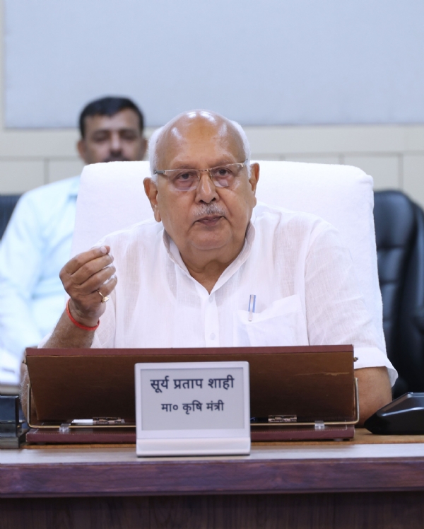 बैठक में कृषि मंत्री सूर्य प्रताप शाही अधिकारियों से बात करते हुए बैठक में कृषि मंत्री सूर्य प्रताप शाही अधिकारियों से बात करते हुए
