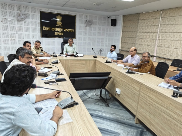 अलवर. अधिकारियो की बैठक लेते एडीएम। अलवर. अधिकारियो की बैठक लेते एडीएम।