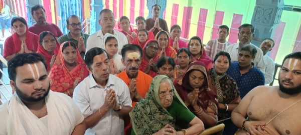 अनुष्ठान के दौरान मंदिर में जुटे श्रद्धालु अनुष्ठान के दौरान मंदिर में जुटे श्रद्धालु