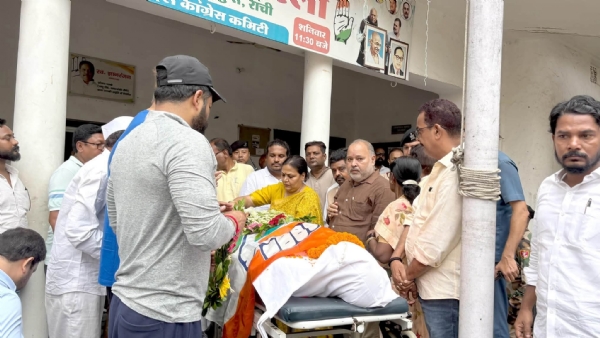 मन्नान मलिक को श्रद्धांजलि देते कांग्रेस के नेता और मंत्री मन्नान मलिक को श्रद्धांजलि देते कांग्रेस के नेता और मंत्री