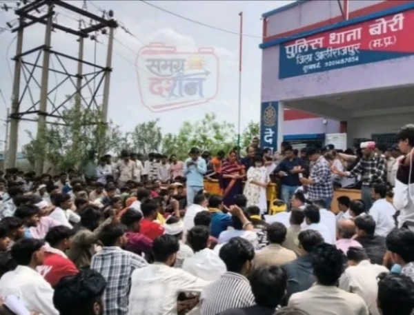 महिला से दुष्कर्म थाने का घेराव महिला से दुष्कर्म थाने का घेराव