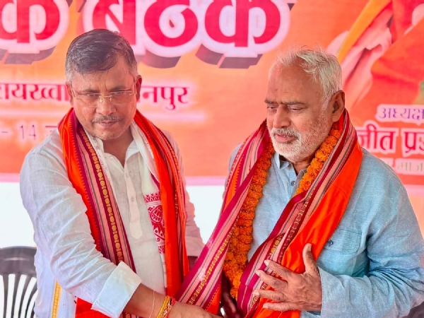 बीजेपी जिलाध्यक्ष अजीत प्रजापति मुख्य अतिथि पूर्व विधायक सुरेन्द्र प्रताप सिंह को सम्मानित करते हुए