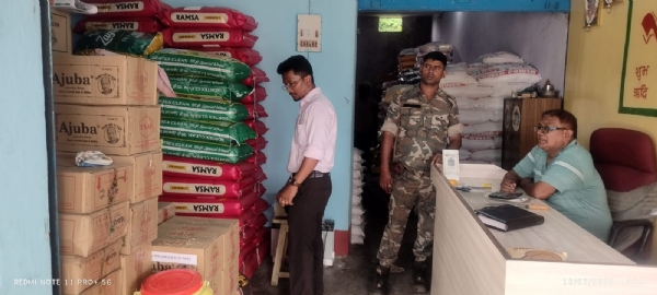 निरीक्षण करते अधिकारी निरीक्षण करते अधिकारी
