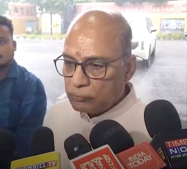 पत्रकारों से बातचीत करते हुए विधायक विजय गुप्ता। पत्रकारों से बातचीत करते हुए विधायक विजय गुप्ता।