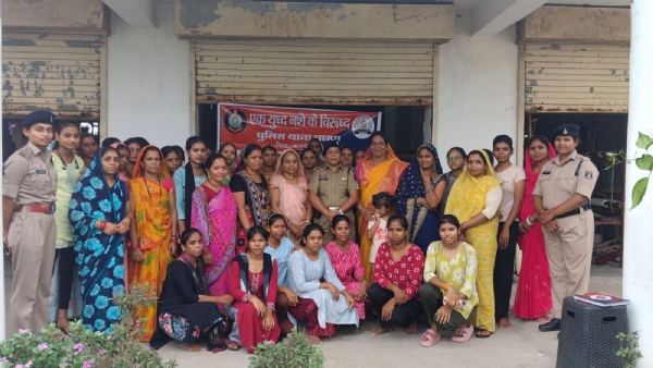 जांजगीर-चांपा में बुनकर महिलाओं के बीच पहुंचीं CSP योगिताबाली खापर्डे, नशामुक्ति और साइबर सुरक्षा का दिया संदेश जांजगीर-चांपा में बुनकर महिलाओं के बीच पहुंचीं CSP योगिताबाली खापर्डे, नशामुक्ति और साइबर सुरक्षा का दिया संदेश