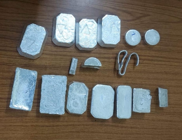 हावड़ा मेट्रो स्टेशन से बरामद चांदी की सिल्लियां हावड़ा मेट्रो स्टेशन से बरामद चांदी की सिल्लियां