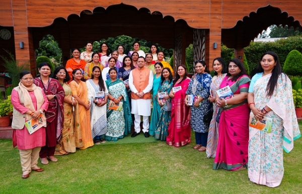 भाजपा महिला मोर्चा का दल मुख्यमंत्री धामी के साथ मुख्यमंत्री आवास में। भाजपा महिला मोर्चा का दल मुख्यमंत्री धामी के साथ मुख्यमंत्री आवास में।