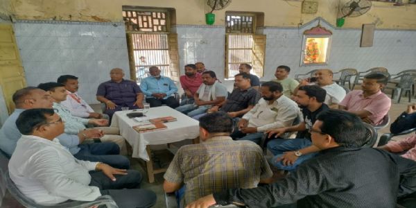 दुकानदारों के साथ मिटिंग करते हुए जीएसटी अधिकारी दुकानदारों के साथ मिटिंग करते हुए जीएसटी अधिकारी