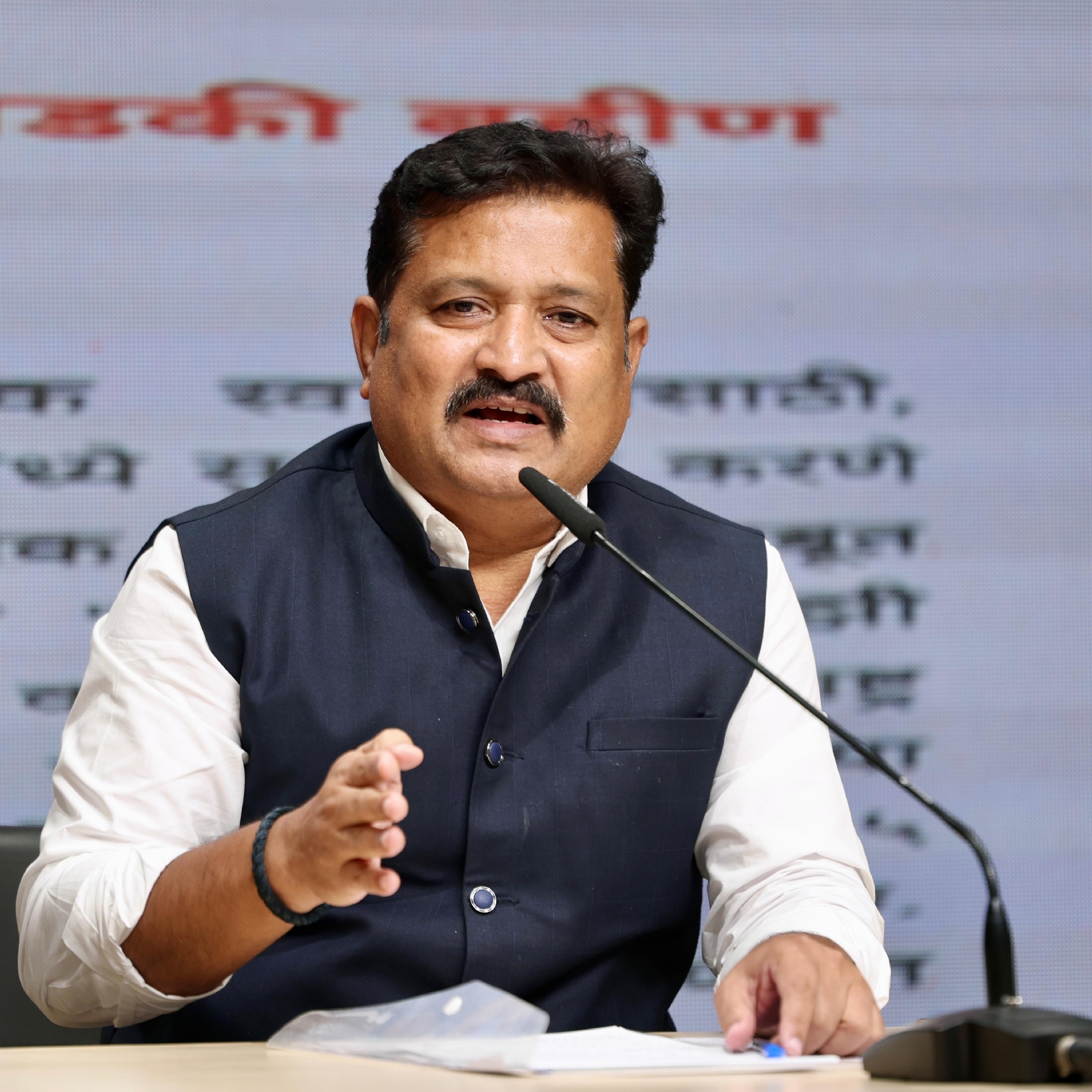 कांग्रेस मुख्यालय में पत्रकार वार्ता के दौरान पार्टी प्रवक्ता अतुल लोंढे पाटिल। कांग्रेस मुख्यालय में पत्रकार वार्ता के दौरान पार्टी प्रवक्ता अतुल लोंढे पाटिल।
