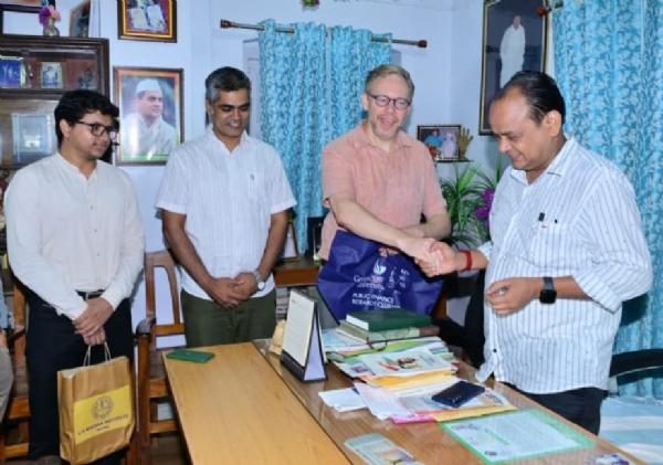 प्रतिनिधिमंडल सदस्यों से मुलाकात करते मंत्री इरफान अंसारी प्रतिनिधिमंडल सदस्यों से मुलाकात करते मंत्री इरफान अंसारी
