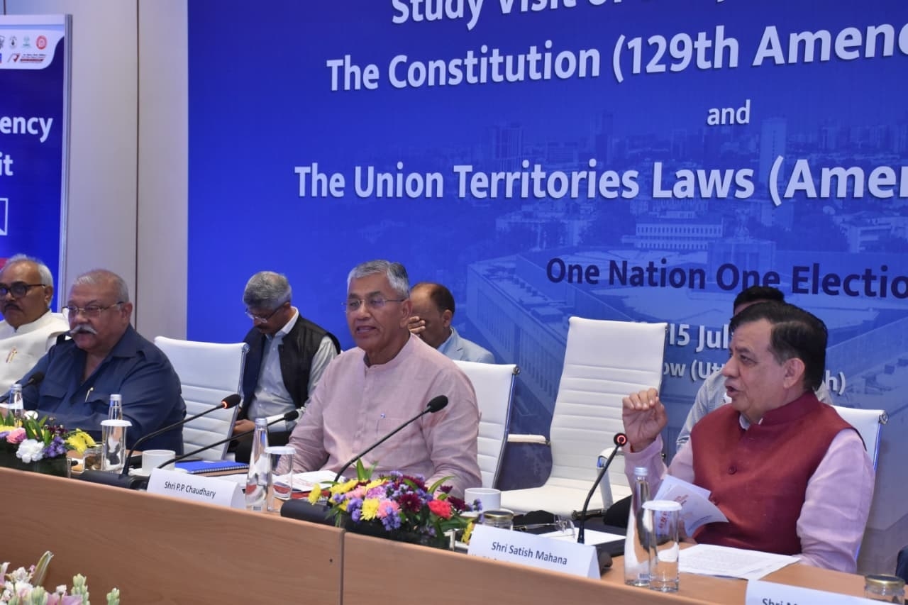 लखनऊ : ‘एक राष्ट्र, एक चुनाव’ पर संयुक्त संसदीय समिति ने विधानसभा अध्यक्ष सतीश महाना से किया संवाद लखनऊ : ‘एक राष्ट्र, एक चुनाव’ पर संयुक्त संसदीय समिति ने विधानसभा अध्यक्ष सतीश महाना से किया संवाद