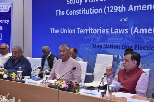 लखनऊ : ‘एक राष्ट्र, एक चुनाव’ पर संयुक्त संसदीय समिति ने विधानसभा अध्यक्ष सतीश महाना से किया संवाद लखनऊ : ‘एक राष्ट्र, एक चुनाव’ पर संयुक्त संसदीय समिति ने विधानसभा अध्यक्ष सतीश महाना से किया संवाद