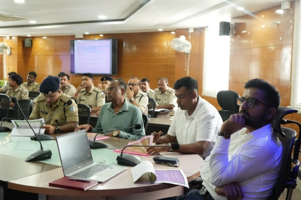 बैठक करते उपायुक्त दिलीप प्रताप सिंह शेखावत बैठक करते उपायुक्त दिलीप प्रताप सिंह शेखावत
