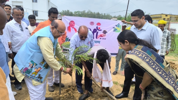 राष्ट्रीय अनुसूचित जनजाति आयोग के अध्यक्ष पौधारोपण करते हुए राष्ट्रीय अनुसूचित जनजाति आयोग के अध्यक्ष पौधारोपण करते हुए
