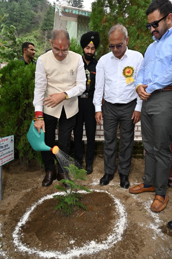 राज्यपाल पौधरोपण करते हुए राज्यपाल पौधरोपण करते हुए