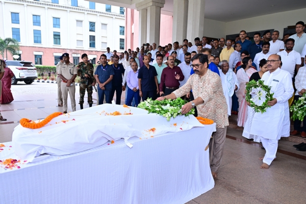 श्रद्धांजलि देते मुख्यमंत्री हेमंत सोरेन श्रद्धांजलि देते मुख्यमंत्री हेमंत सोरेन