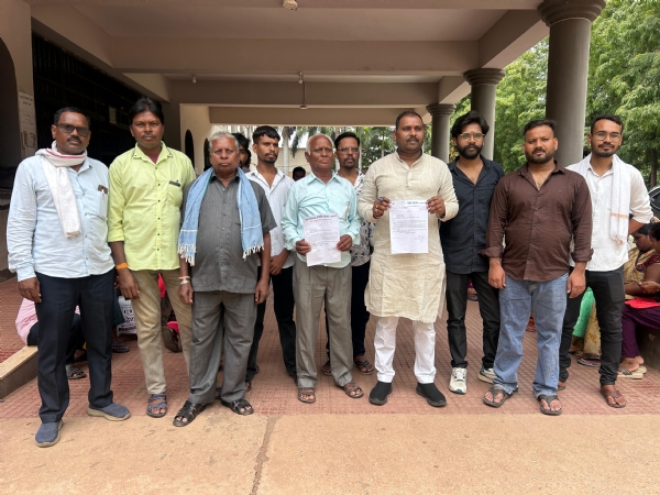 कलेक्टोरेट परिसर के बाहर खड़े हुए ग्रामीण। कलेक्टोरेट परिसर के बाहर खड़े हुए ग्रामीण।