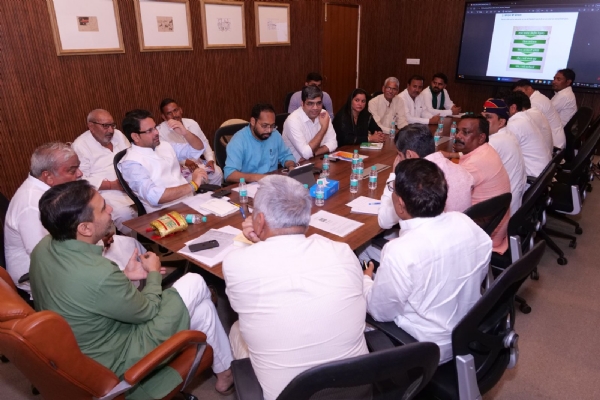 नई दिल्ली में राष्ट्रीय लोक दल के अध्यक्ष जयंत चौधरी उत्तर प्रदेश की चुनावी संगठनात्मक बैठक करते हुए। नई दिल्ली में राष्ट्रीय लोक दल के अध्यक्ष जयंत चौधरी उत्तर प्रदेश की चुनावी संगठनात्मक बैठक करते हुए।