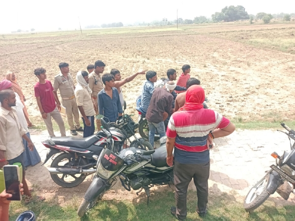 घटनास्थल पर जुटी ग्रामीणों की भीड़। घटनास्थल पर जुटी ग्रामीणों की भीड़।