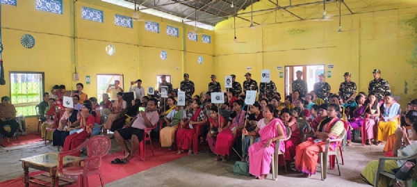 असमः होजाई में एसएसबी के सौजन्य से आयोजित पौधरोपण कार्यक्रम में हिस्सा लेतीं स्थानीय महिलाएं। असमः होजाई में एसएसबी के सौजन्य से आयोजित पौधरोपण कार्यक्रम में हिस्सा लेतीं स्थानीय महिलाएं।