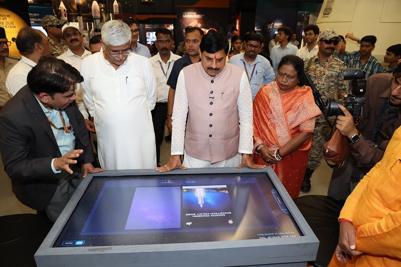 आंचलिक विज्ञान केंद्र भोपाल में अंतरिक्ष अन्वेषण दीर्घा का अवलोकन करते हुए केन्द्रीय मंत्री शेखावत और मुख्यमंत्री आंचलिक विज्ञान केंद्र भोपाल में अंतरिक्ष अन्वेषण दीर्घा का अवलोकन करते हुए केन्द्रीय मंत्री शेखावत और मुख्यमंत्री