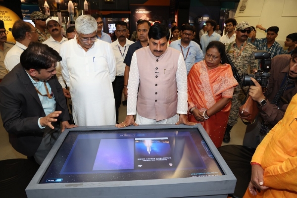 आंचलिक विज्ञान केंद्र भोपाल में अंतरिक्ष अन्वेषण दीर्घा का अवलोकन करते हुए केन्द्रीय मंत्री शेखावत और मुख्यमंत्री आंचलिक विज्ञान केंद्र भोपाल में अंतरिक्ष अन्वेषण दीर्घा का अवलोकन करते हुए केन्द्रीय मंत्री शेखावत और मुख्यमंत्री