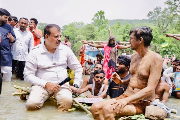 छतरपुर में जल सत्याग्रह कर रहे परियोजना प्रभावितों से मिले नेता प्रतिपक्ष छतरपुर में जल सत्याग्रह कर रहे परियोजना प्रभावितों से मिले नेता प्रतिपक्ष