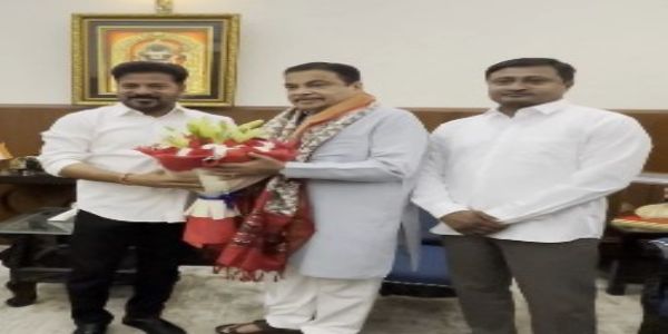 नई दिल्ली में सोमवार को केंद्रीय सड़क परिवहन एवं राजमार्ग मंत्री नितिन गडकरी से मुलाकात करते तेलंगाना के मुख्यमंत्री ए. रेवंत रेड्डी। नई दिल्ली में सोमवार को केंद्रीय सड़क परिवहन एवं राजमार्ग मंत्री नितिन गडकरी से मुलाकात करते तेलंगाना के मुख्यमंत्री ए. रेवंत रेड्डी।