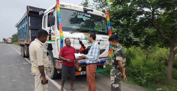जांच करते अधिकारी जांच करते अधिकारी