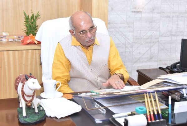 समीक्षा बैठक करते मंत्री धर्मपाल सिंह समीक्षा बैठक करते मंत्री धर्मपाल सिंह