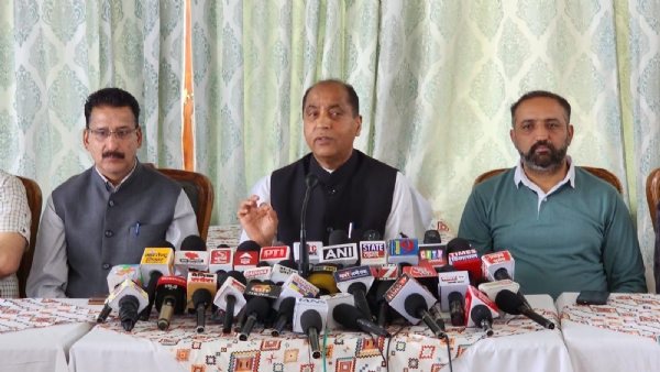 जयराम ठाकुर प्रेस वार्ता को सम्बोधित करते हुए जयराम ठाकुर प्रेस वार्ता को सम्बोधित करते हुए
