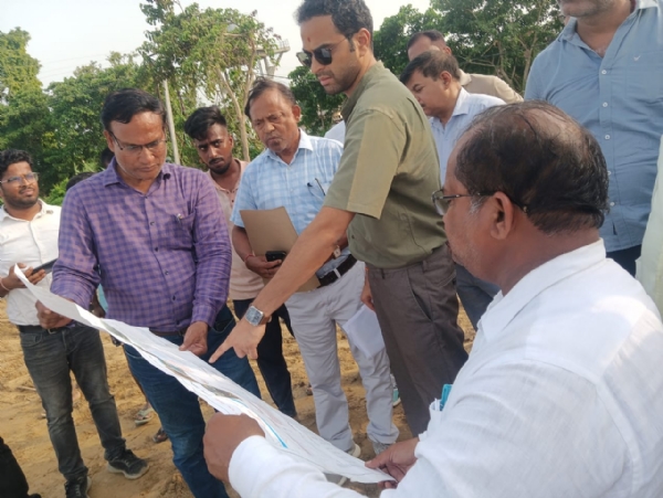 फोटो निरीक्षण करते डीएम फोटो निरीक्षण करते डीएम