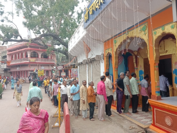 मठ मंदिर चौक स्थित ऐतिहासिक जगन्नाथ मंदिर में औषधि काढ़ा लेने लगी श्रध्दालुओं की कतार। मठ मंदिर चौक स्थित ऐतिहासिक जगन्नाथ मंदिर में औषधि काढ़ा लेने लगी श्रध्दालुओं की कतार।