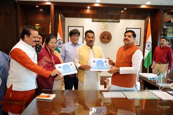 मप्रः मुख्यमंत्री डॉ. यादव को मंत्री सिलावट ने अभियान की उपलब्धियां पर आधारित पुस्तिका की भेंट मप्रः मुख्यमंत्री डॉ. यादव को मंत्री सिलावट ने अभियान की उपलब्धियां पर आधारित पुस्तिका की भेंट