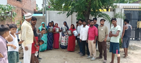 बिजली के प्रदर्शन करते हुए उपभोक्ता बिजली के प्रदर्शन करते हुए उपभोक्ता
