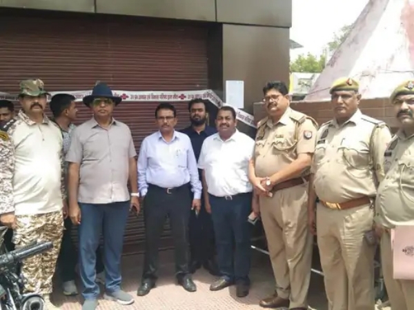 राधिका विहार तीन लाइब्रेरी सील करते हुए अधिकारीगण राधिका विहार तीन लाइब्रेरी सील करते हुए अधिकारीगण