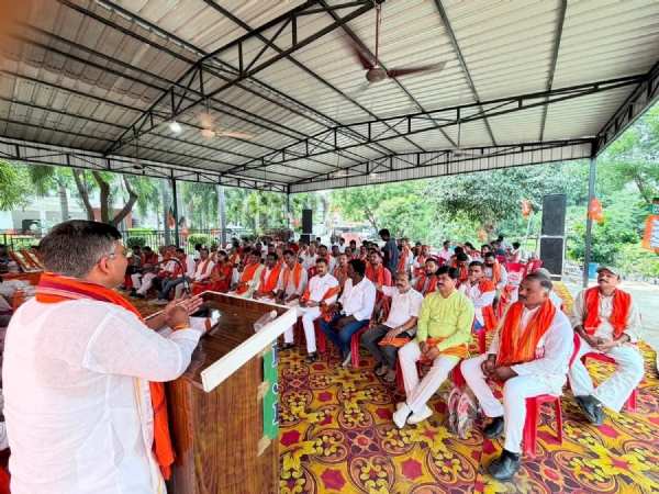 बीजेपी की बैठक को संबोधित करते हुए जिलाध्यक्ष अजीत प्रजापति